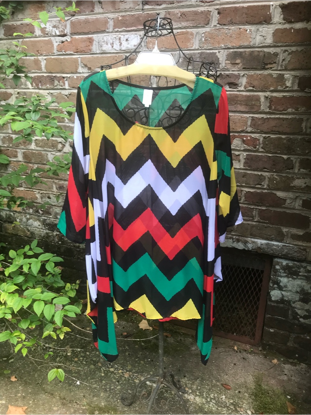 Come N See- COLORFUL CHEVRON FLOWY TUNIC TOP- Size Large- EUC